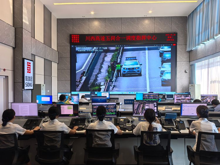 20250520多方联动暖心护航成都绕城高速高效救助滞留国际友人3_副本.jpg