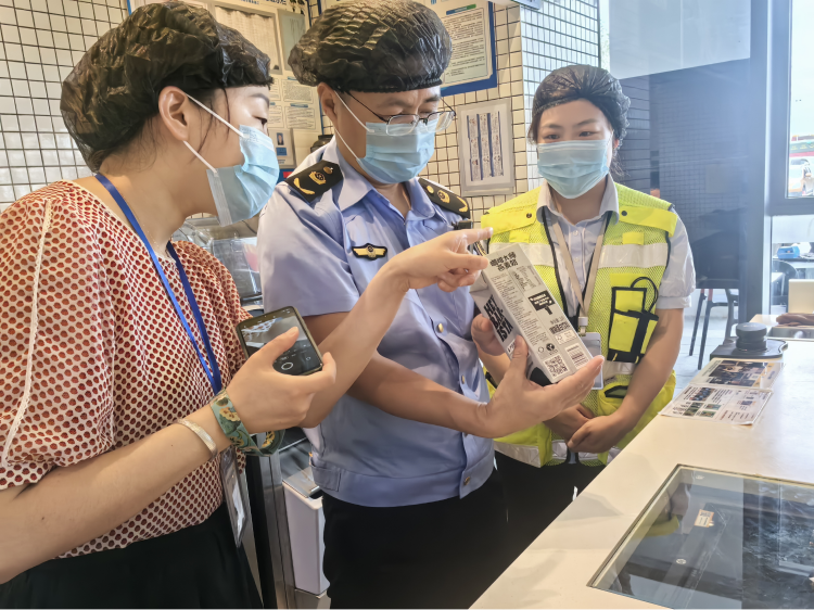 温江区永宁镇市场监督管理所赴成都西服务区开展食品专项督导检查2.png