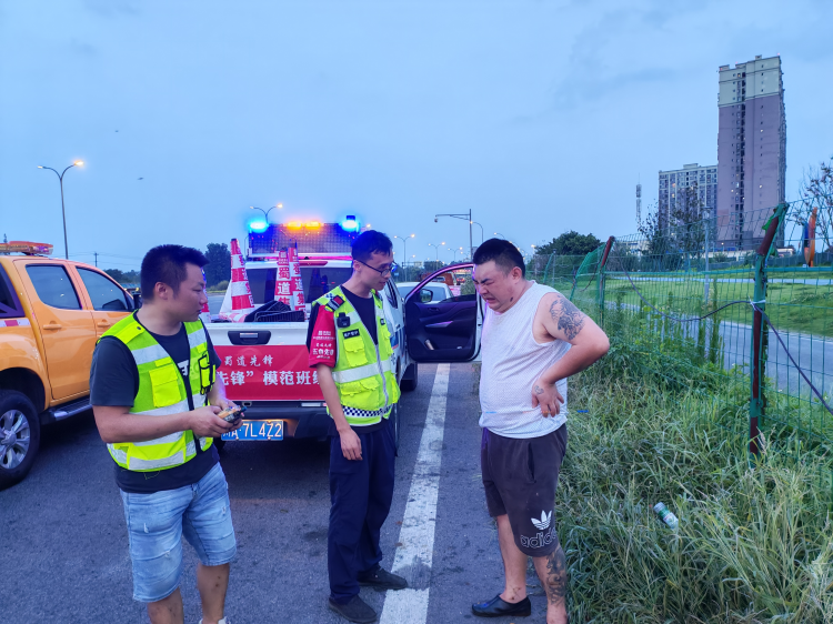 绕西管护队“五色先锋”班组紧急救助高温中暑司机2.png