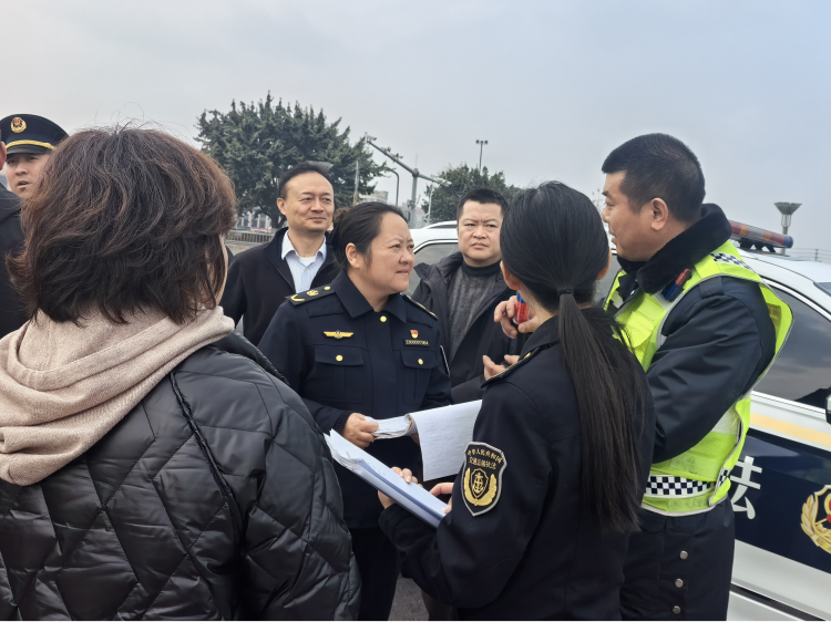 省交通运输综合行政执法总队第四支队  到绕西管理处双流站开展春运交通服务  保障督导检查2.png