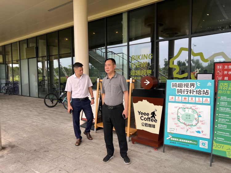20260602川西米兰官方端网站登录入口_米兰online(中国)
党委书记、董事长刘小刚到成都东服务区督导检查汛期工作.png