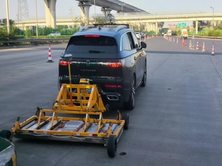 绕西管理处开展成新蒲互通立交路基空洞专项检测1.png