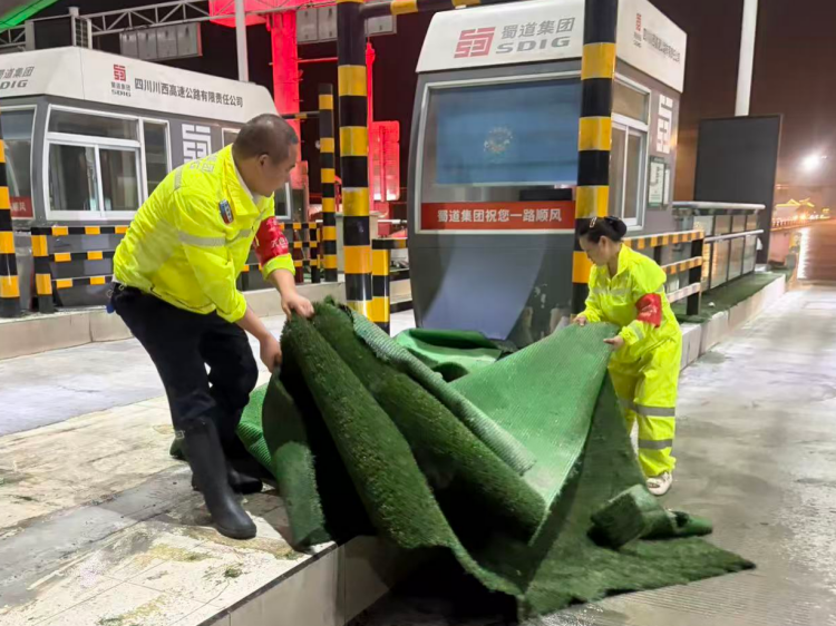 ‌暴雨值守显担当 “五色先锋”班组筑牢汛期安全防线1.png