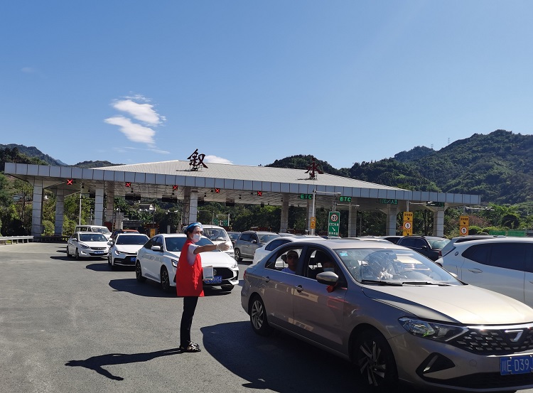 叙永站收费员在收费广场出口指挥车辆安全畅行1.jpg
