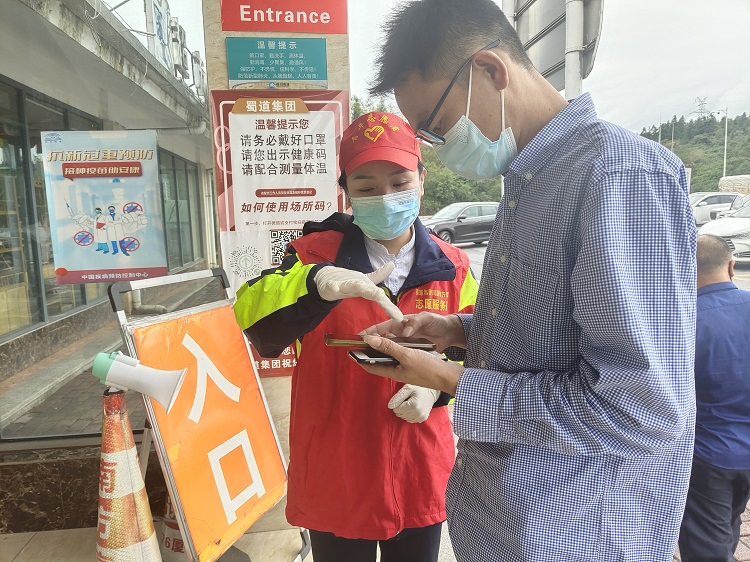 高桥服务区现场管理人员帮助司乘“一扫四查”.jpg