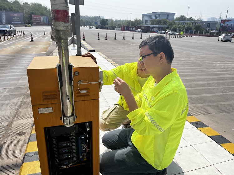 4.20泸州管理处机电维护队自主设计安装智慧ETC栏杆机报警器1.jpg