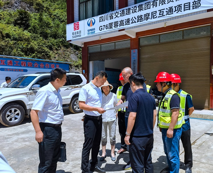 （信息）市交通运输局党组副书记、市公路局党委书记局长曾兴宇调研g76厦蓉高速（纳黔段）摩尼互通项目2.jpg