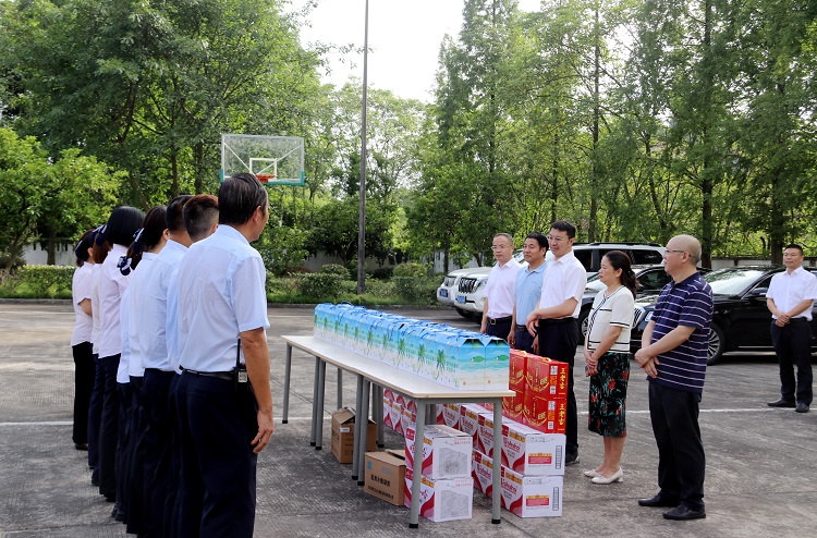 8.3泸州市副市长、党组成员靳地胜一行莅临隆纳高速开展运营服务调研暨“夏送清凉”慰问工作2.JPG