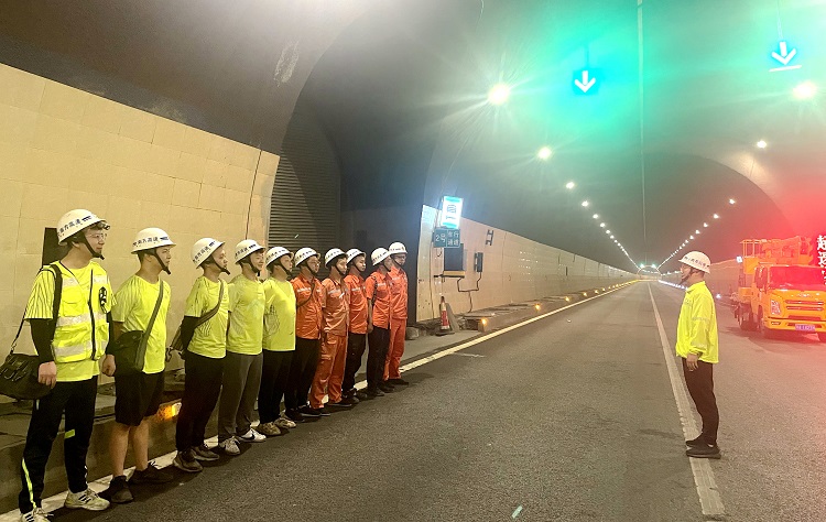 9.14叙永管理处圆满完成雪山关一号、二号隧道左幅机电设施设备维护工作2.jpg