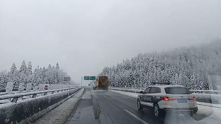 1.22南方米兰官方端网站登录入口_米兰online(中国)
叙永管理处“迎大雪、抗寒潮、保畅通”1.png