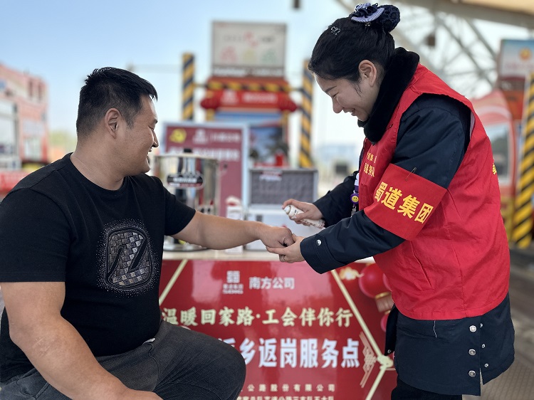 南方米兰官方端网站登录入口_米兰online(中国)
志愿服务队志愿者为手腕扭伤司机喷云南白药缓解疼痛.jpg