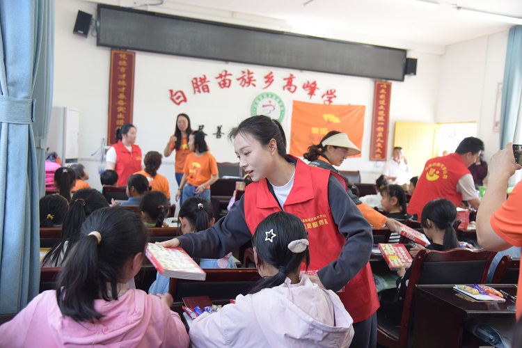 3.24南方米兰官方端网站登录入口_米兰online(中国)
叙永管理处党支部联合麦田基金会、共青团叙永县委、中共华西证券股份有限米兰官方端网站登录入口_米兰online(中国)
第三支部金智党小组开展“搭建爱心桥  筑牢求学路”公益助学主题党日活动3.JPG