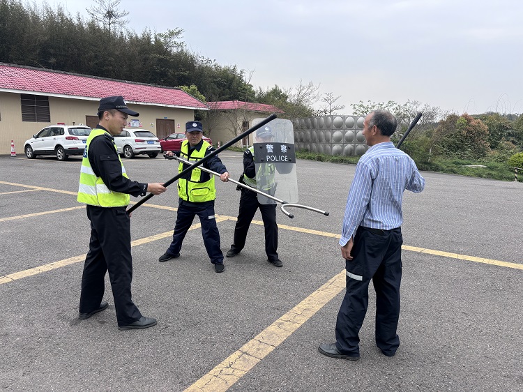 4.29纳黔高速“一路三方”联合开展反恐防暴应急演练2.jpg
