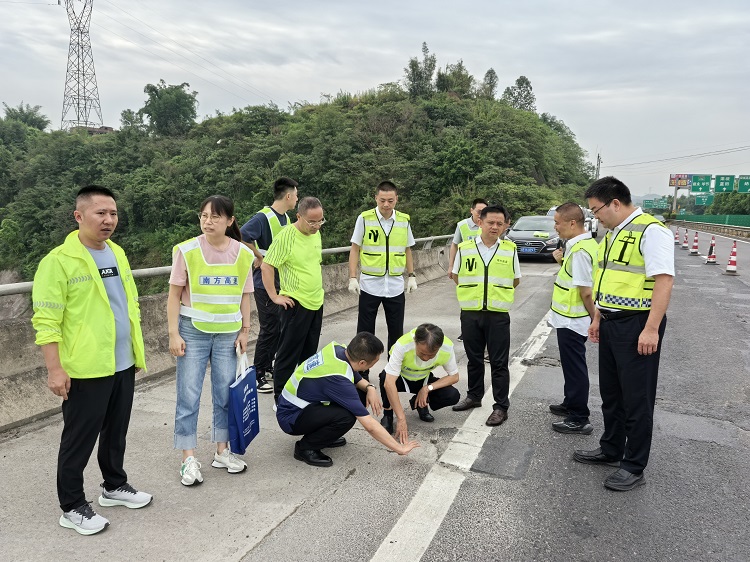 8.1四川省公路院针对南方米兰官方端网站登录入口_米兰online(中国)
G76厦蓉高速长江二桥桥面铺装开展病害分析.jpg