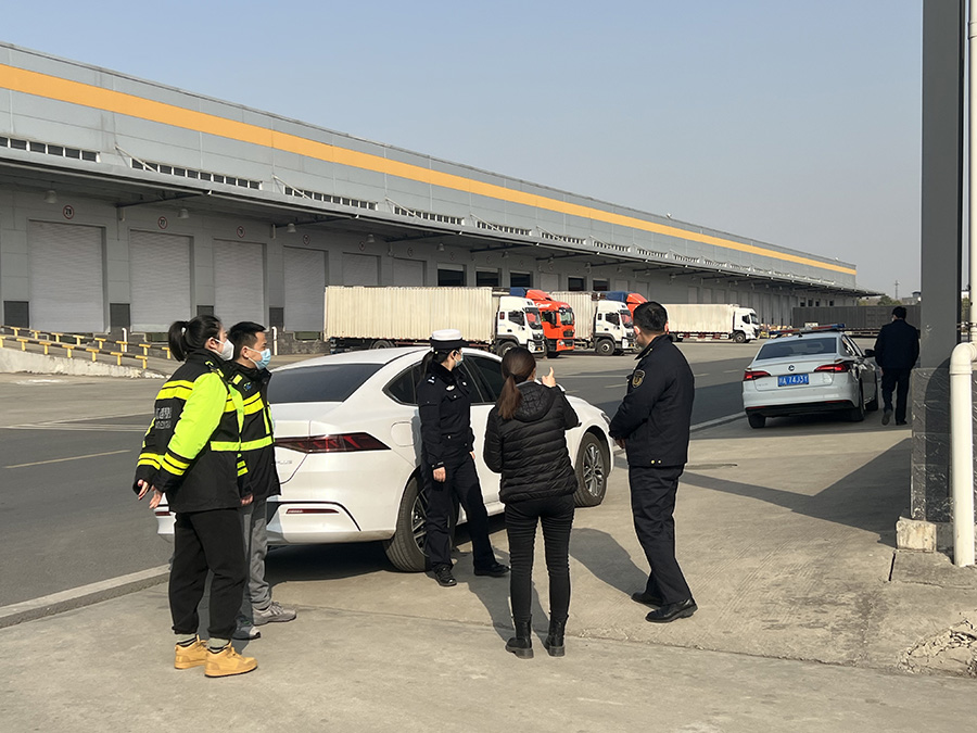 no32-成都管理处组织开展超限车辆闯关逃费违法行为宣传走访活动(孙玮).jpg