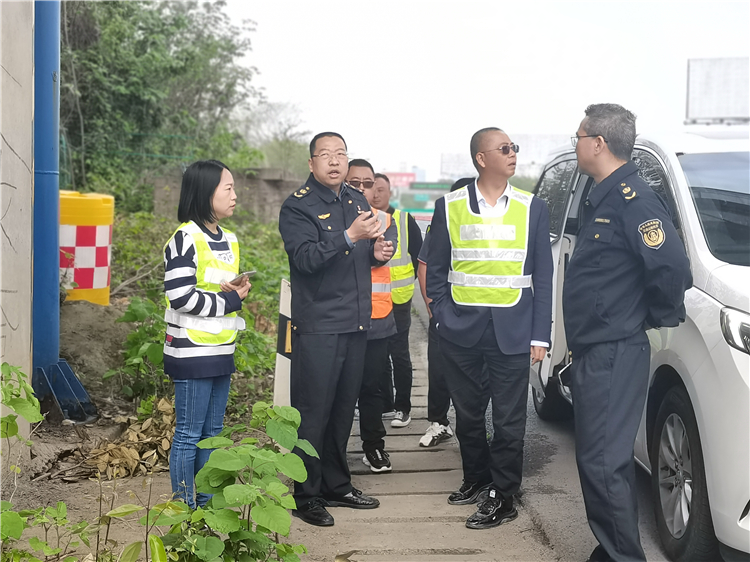no209-厅高速公路交通执法第三支队副支队长何清华一行赴成南米兰官方端网站登录入口_米兰online(中国)
开展路域环境提升暨五一节前安全检查1（李君达）.jpg