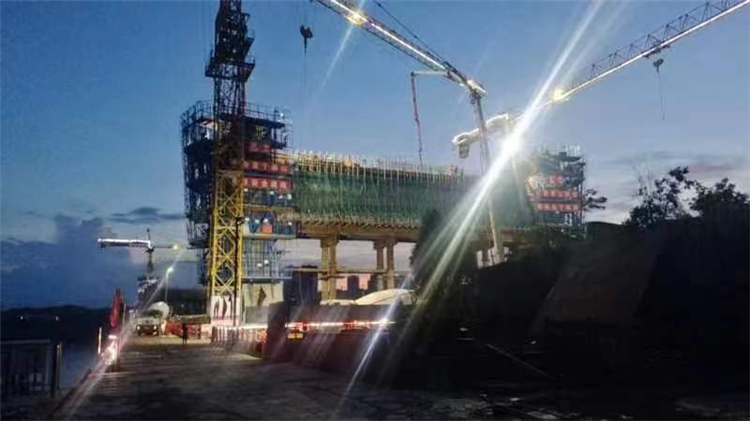 no399-南充至成都高速公路扩容工程嘉陵江特大桥3号主墩下横梁顺利浇筑完成.png