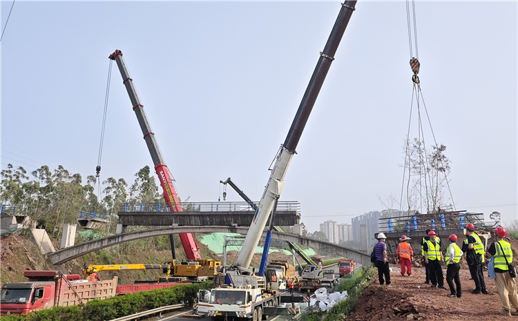 成南米兰官方端网站登录入口_米兰online(中国)
顺利完成G75兰海高速公路武胜北互通立交钢箱梁吊装及天桥拆除作业.jpg
