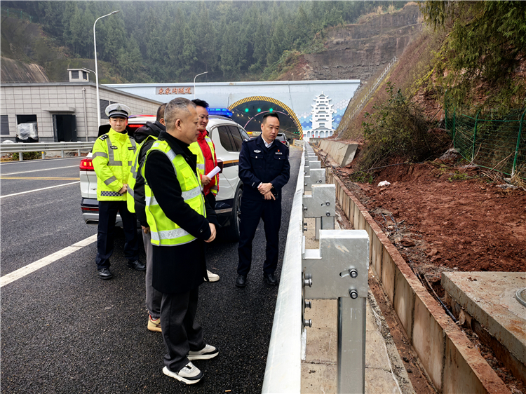 四川省公安厅高速公路公安局五分局副局长陈锐带队赴成南米兰官方端网站登录入口_米兰online(中国)
南充辖区开展春运春节前安全检查.jpg