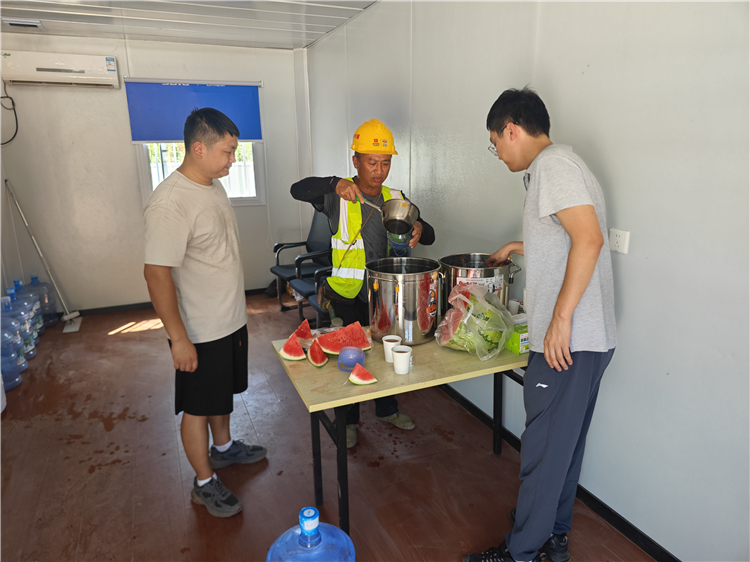 遂渝扩容联合临时党支部切实做好夏季高温防暑降温工作.jpg