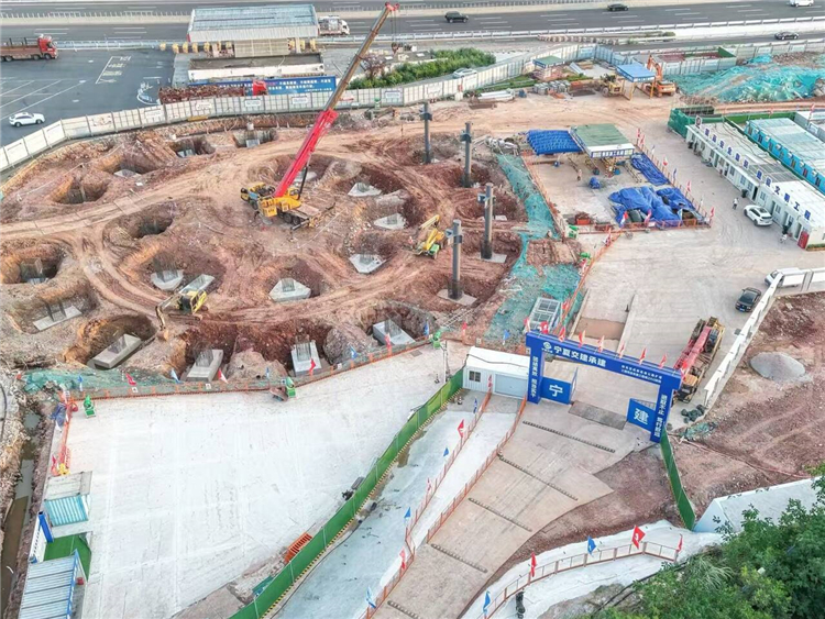 成南高速淮口服务区扩容项目首根钢立柱顺利完成吊装、精准就位.jpg