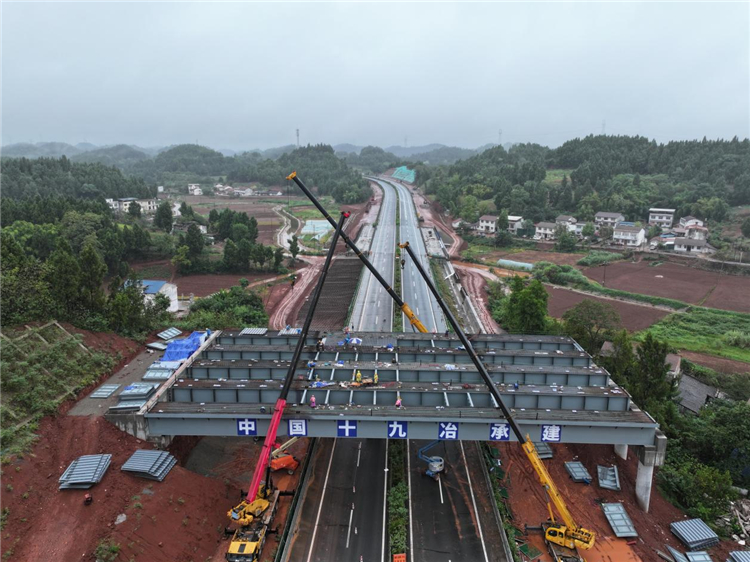 遂渝高速扩容工程项目72小时全断道施工圆满结束.jpg