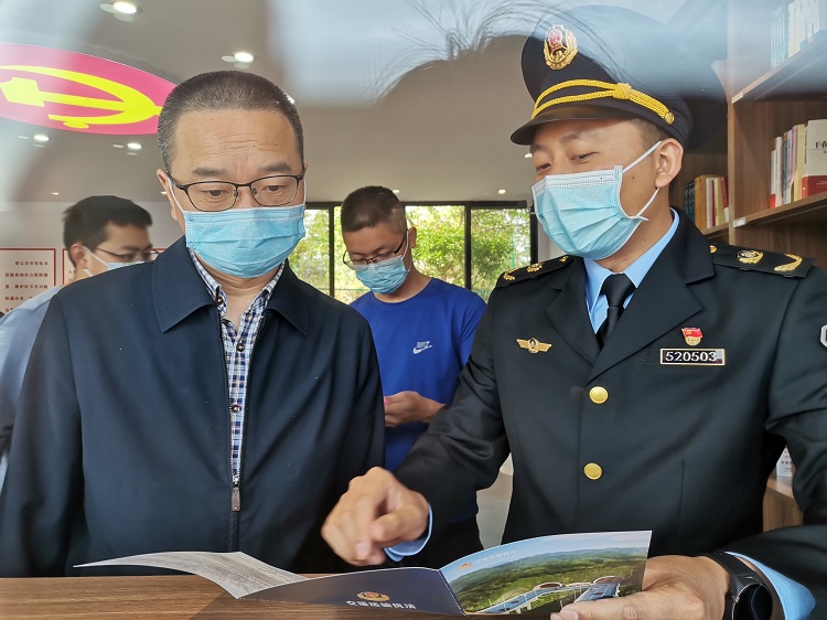4.19+经营开发部+达州市交通运输局运输管理科科长肖渠一行到金堂服务区“暖心之家”考察交流1.jpg