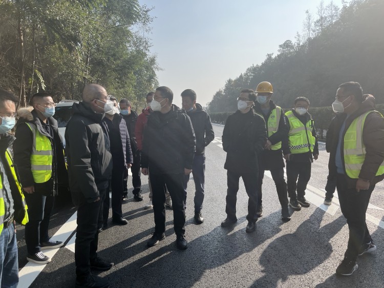 12.21+养护部+米兰官方端网站登录入口_米兰online(中国)
闫平董事长带队调研绵遂全线路面养护专项工程施工现场_副本.jpg