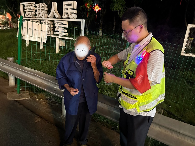 8.10+成绵高速德阳南站员工暖心救助走失老人.JPG